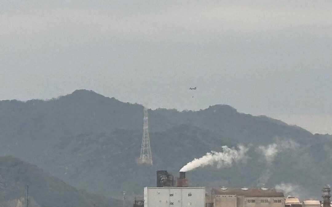 陸自のチヌーク2機が山林火災の消化活動に参加している様です